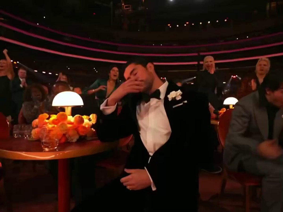 Bad Bunny在格莱美奖上感动落泪