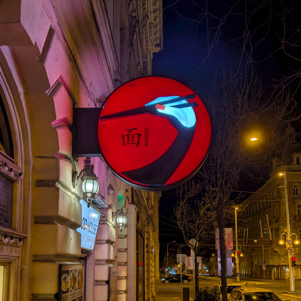 日式餐厅Logo：丹顶鹤与手执筷子的创意结合