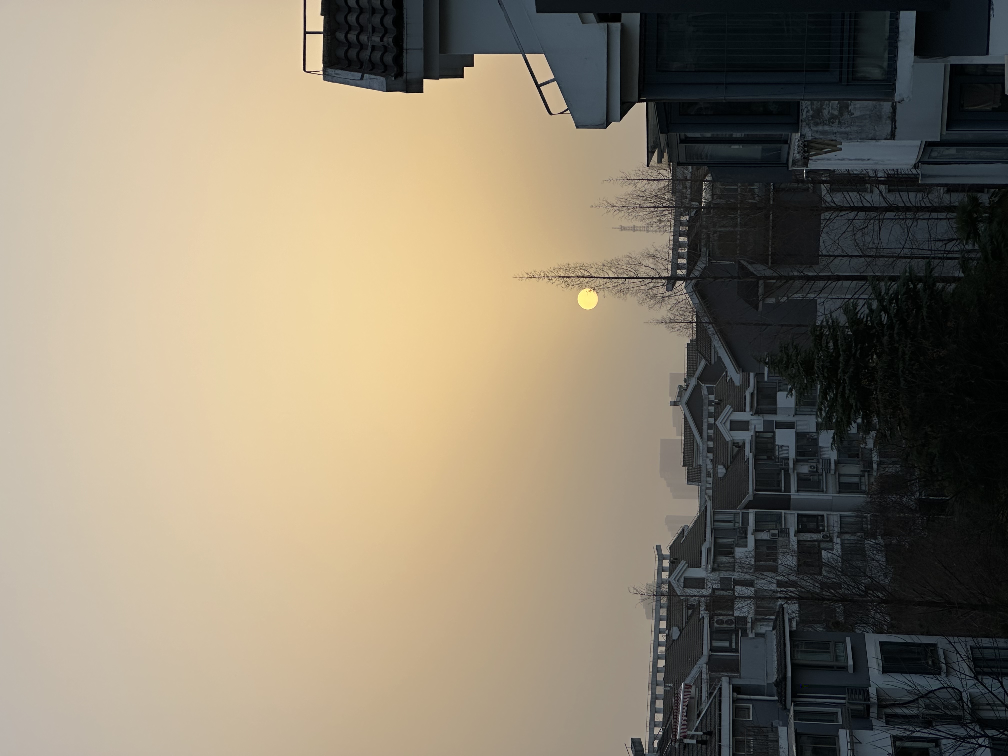 夕阳下的城市建筑剪影