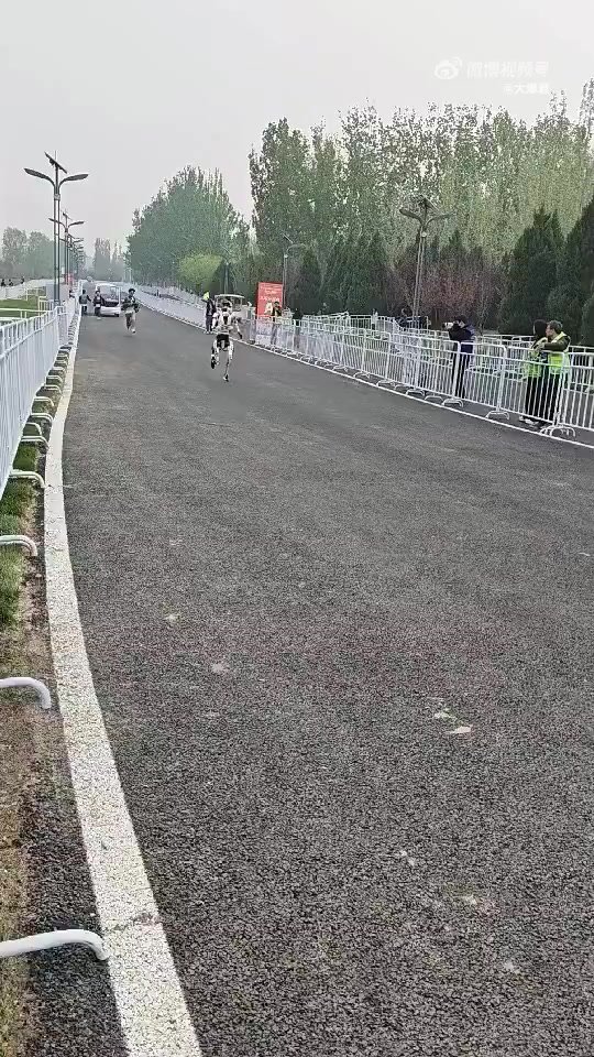 机器人在户外奔跑