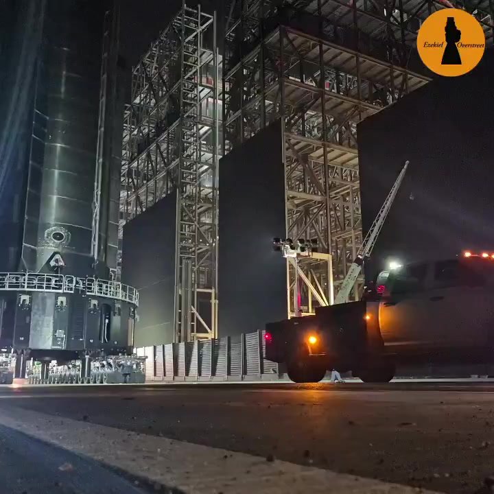 SpaceX星舰进行夜间运输