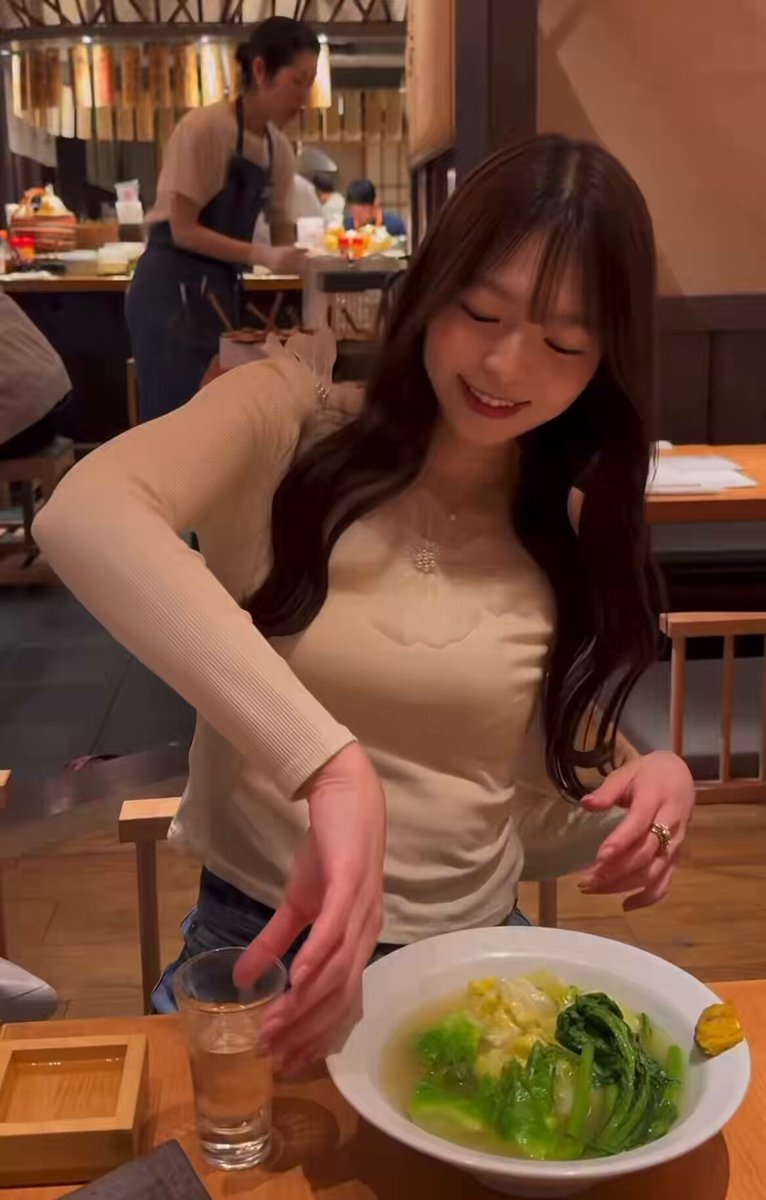 美女享受美食美酒