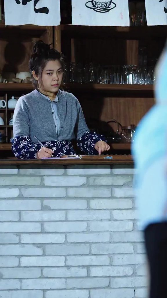 女生打扫庭院，认真记录，生活气息浓厚