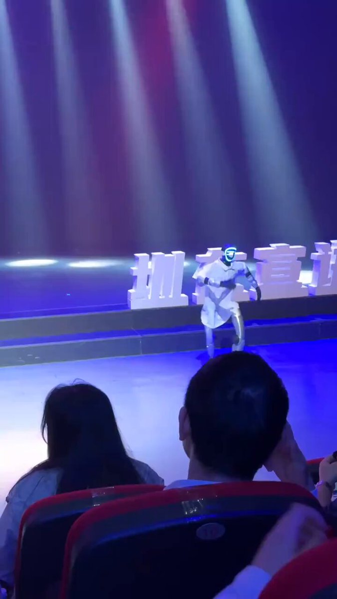 机器人舞台表演