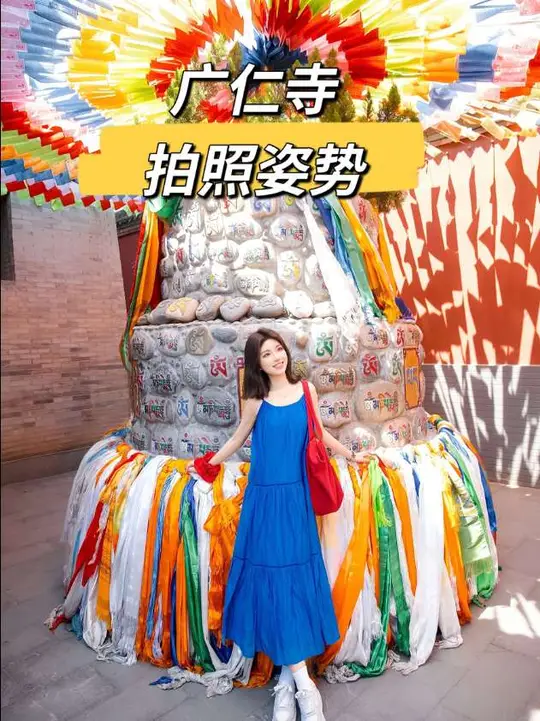 寺庙红墙旁的蓝色裙摆，邂逅古韵