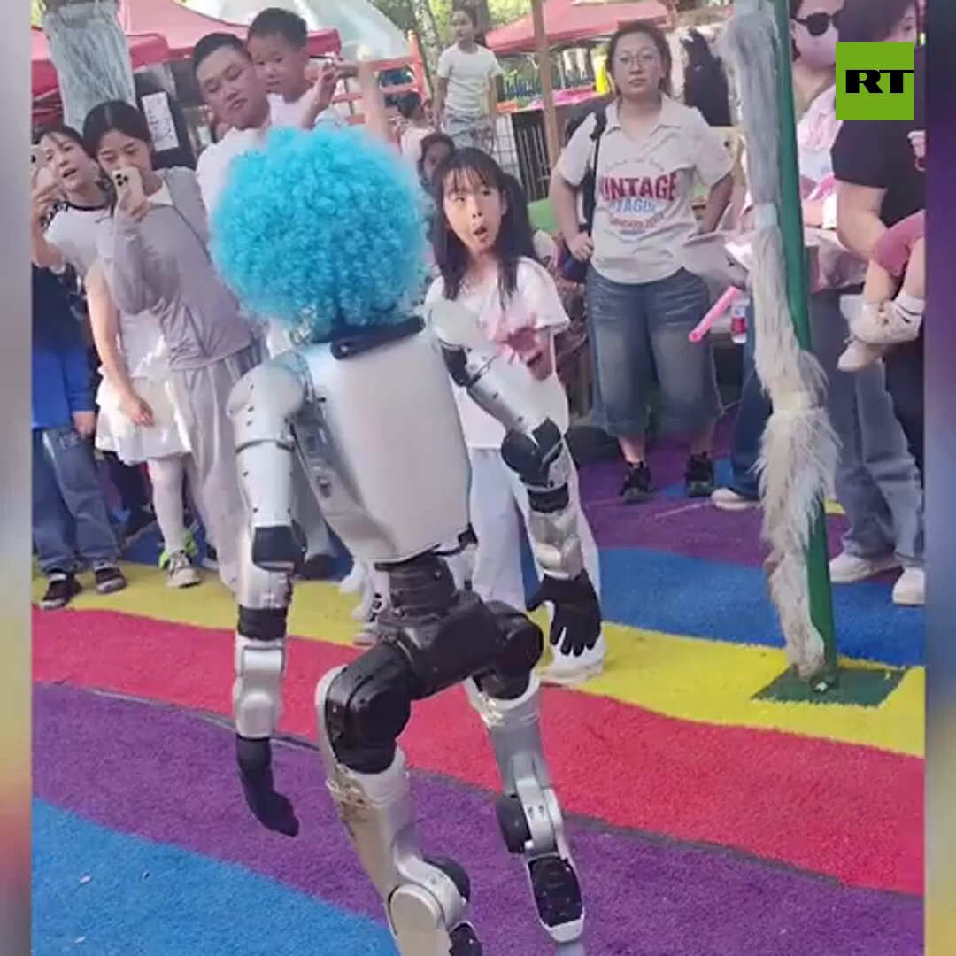 机器人表演踢伤小朋友