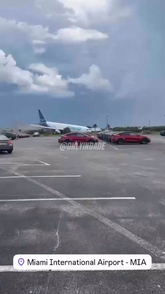 飞机在迈阿密国际机场冲出跑道